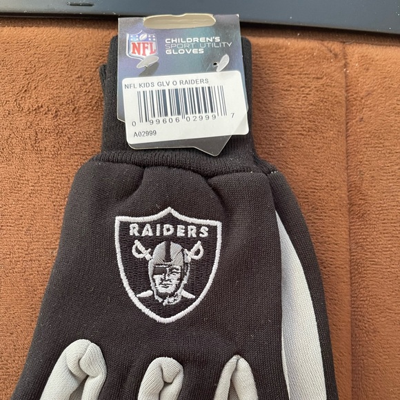 🆕Brand🆕Youth Raiders gloves.Authentic NFL GEAR from the RAIDERS STORE - Picture 3 of 4